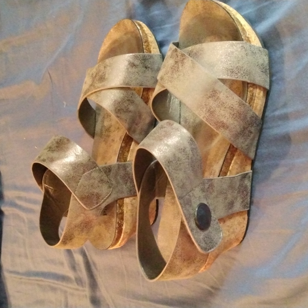 Shoes - Picture 2 of 4